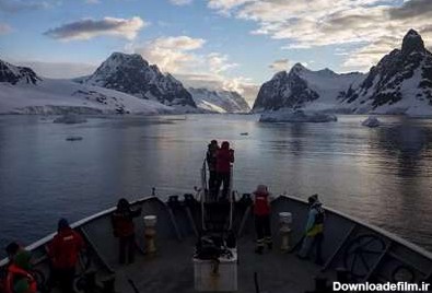 عبور کشتی گروهی از محققان ترکیه‌ای از کانالی در قطب جنوب