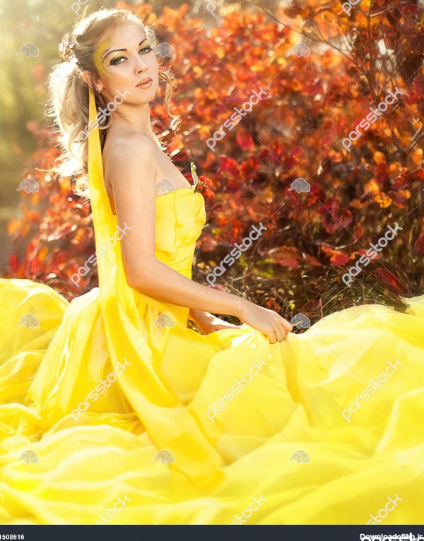 دختر زیبا جوان با لباس زرد در جنگل 1508616