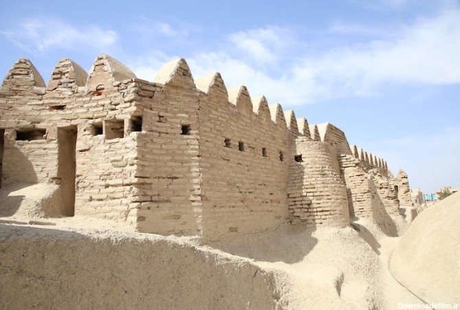 دیوارهای قلعه ناصری ایرانشهر