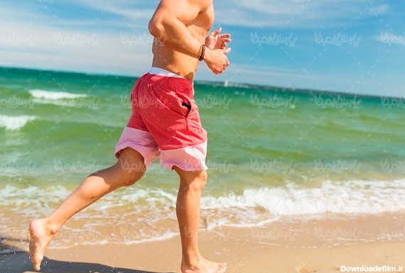 مرد ورزشکار تعطیلات کنار دریا