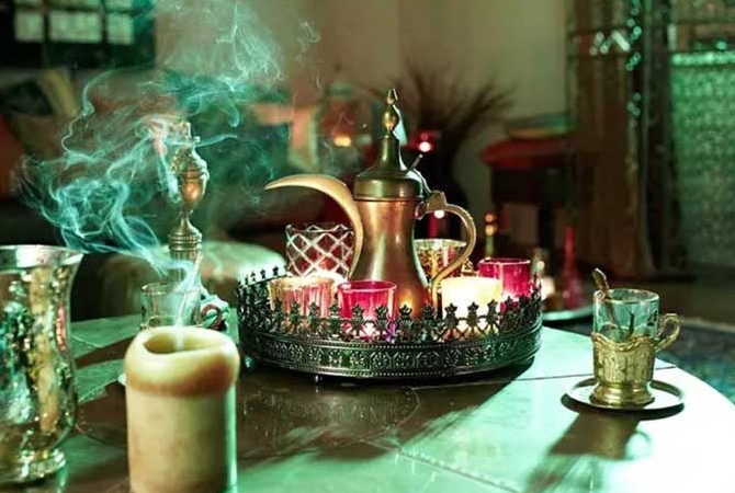 تزیین تخت خواب عروس با شمع و بلور و اشیا سنتی