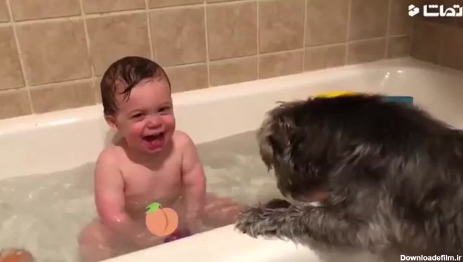 کلیپ شاد و خنده دار حمام کردن نی نی کوچولوها
