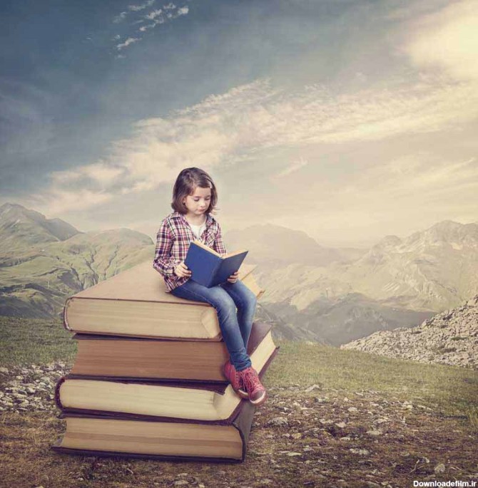 دانلود تصویر باکیفیت دختر بچه روی کتاب های بزرگ در حال کتاب خواندن ...