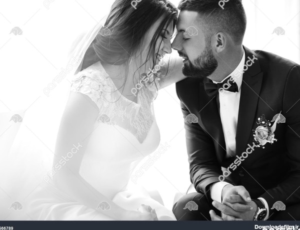 عکس سیاه و سفید زوج جوان ازدواج از لحظات عاشقانه لذت می برند 1566789