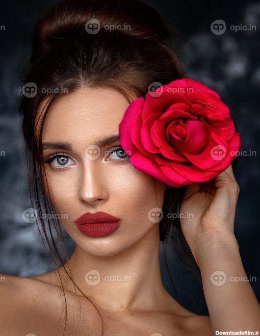 دانلود عکس زن جوان زیبا که یک گل رز قرمز در دست دارد | اوپیک