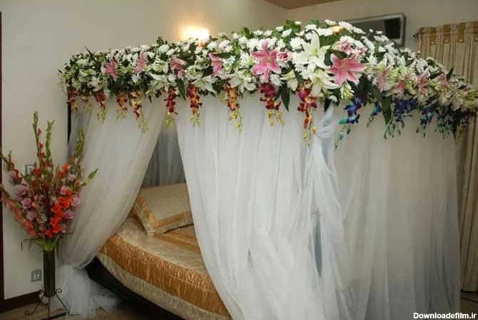 تزیین تخت خواب عروس به سبک اروپایی با چتر گل های ارکیده
