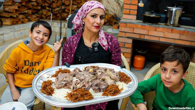 ویدئو) پخت مشهورترین غذای عراق توسط بانوی روستایی؛ گوشت بره، لوبیا ...