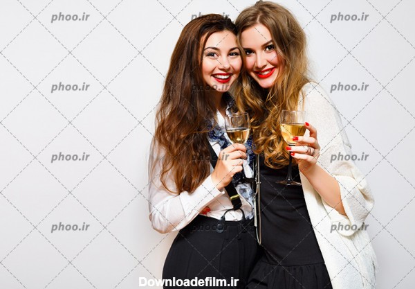 عکس با کیفیت دو زن در کنار یکدیگر و نوشیدنی در دست با چهره ی خندان ...