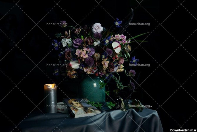 عکس با کیفیت شمع و کتاب در کنار گلدان زیبا پر از گل ...