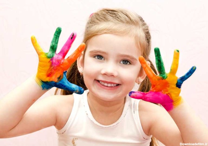 دانلود تصویر با کیفیت نیمرخ دختر بچه با دستان رنگی
