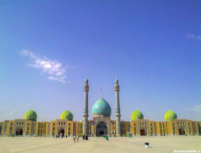 نمایی از مسجد جمکران در هوای آفتابی