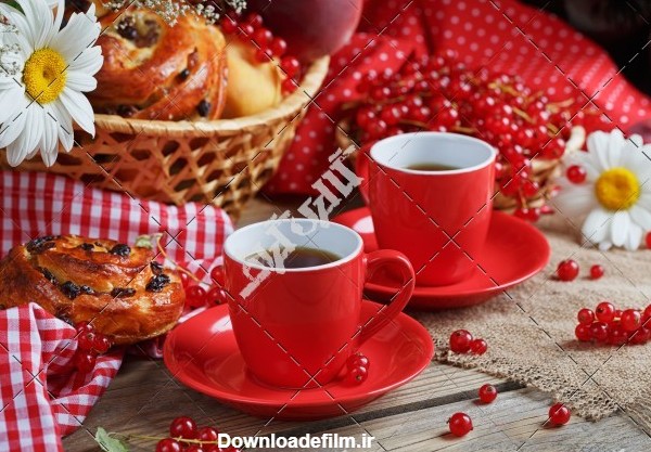 عکس چای در فنجان قرمز و صبحانه