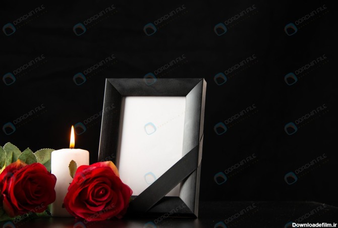 قاب عکس با گل و شمع در پس زمینه سیاه - مرجع دانلود فایلهای دیجیتالی