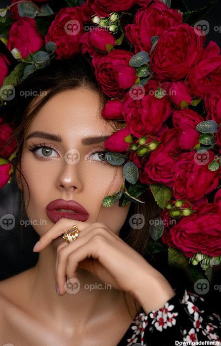 دانلود عکس دختر زیبا در کنار گل رز | اوپیک