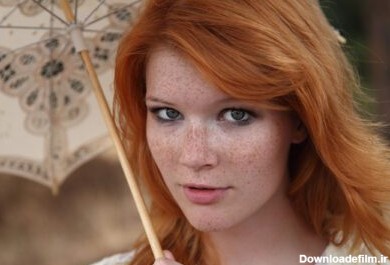 دانلود والپیپر میا سولیس مدل مو قرمز زنانه با کک و مک صورت