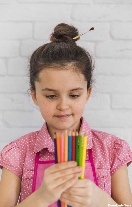 دانلود عکس دختر بچه مداد رنگی به دست | تیک طرح مرجع گرافیک ایران