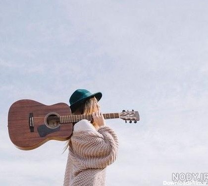 عکس دختر با گیتار کنار دریا