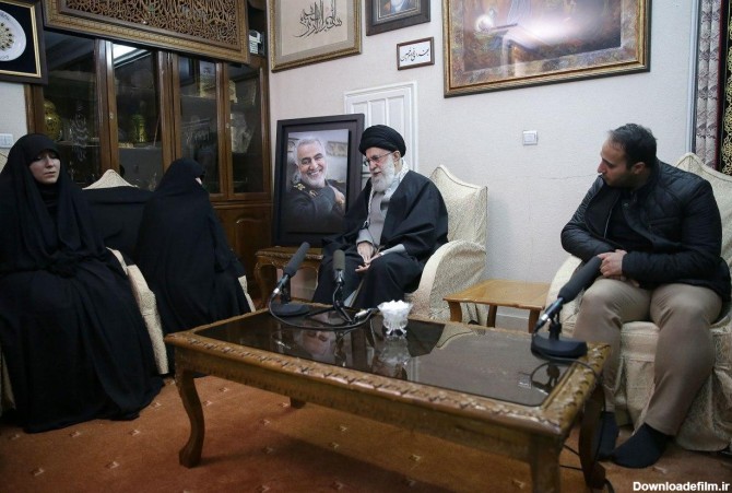 فرارو | (تصاویر) حضور رهبر انقلاب در منزل سردار شهید قاسم سلیمانی