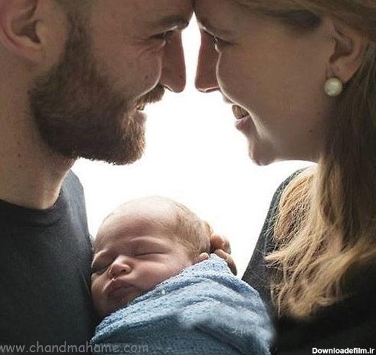 ایده عکس نوزاد با پدر و مادر در خانه - ژست در آغوش گرفتن