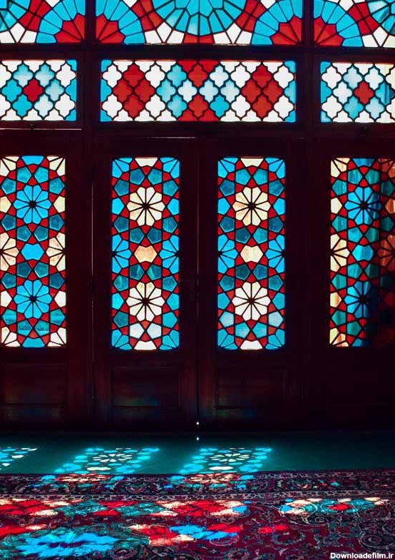 عکس باکیفیت نمای از پنجره شیشه رنگی | تیک طرح مرجع گرافیک ایران