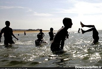 ساحل خلیج فارس مکانی برای بازی و تفریح کودکان ساحل نشینی است شنا یکی از تفریحات مفرح بچه ها مخصوصا در فصل گرم سال میباشد