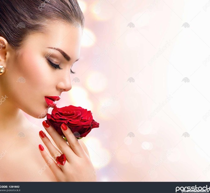 زن زیبایی با گل رز قرمز مد مدل دختر فاطمه پرتره با رز قرمز در دست ...
