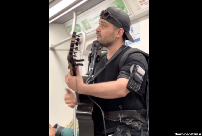 آواز خیابانی؛ پسره با چه بند و بساطی تو مترو آهنگ ترکی میخونه فقط دستگاه پوز رو بازوش