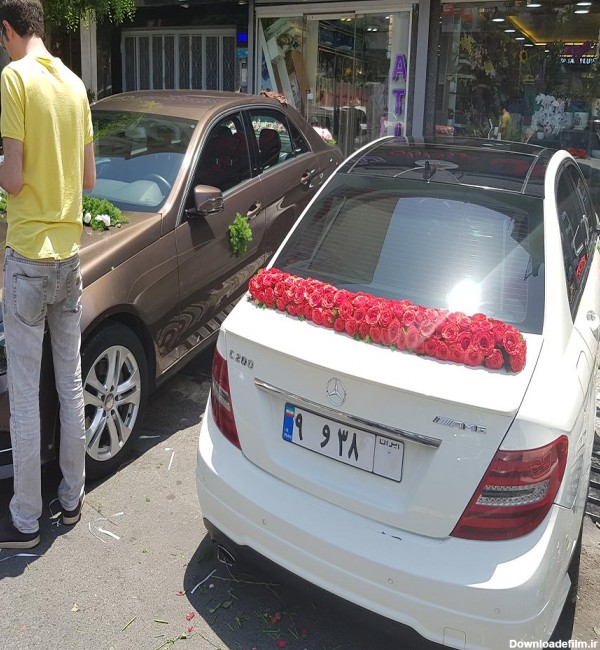 تزیین ماشین عروس با گل رز قرمز روبان و تور