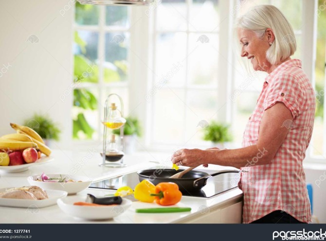 زن میانسال در حال پختن غذا در آشپزخانه 1277741