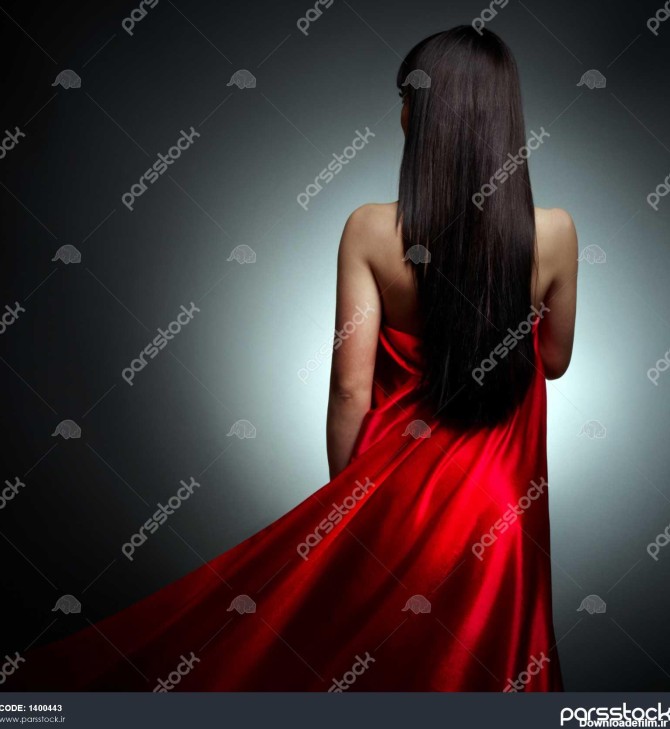 دختر زیبا در لباس قرمز پشت در پس زمینه سیاه و سفید 1400443