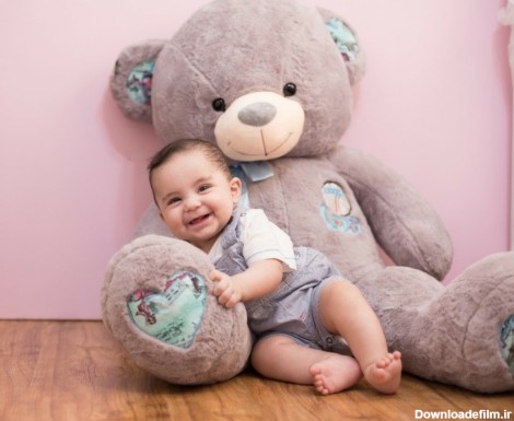عکس نوزاد با خرس عروسکی