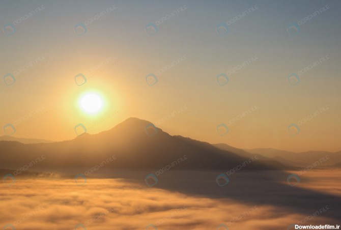 عکس غروب خورشید در آسمان ابری و مه آلود - مرجع دانلود فایلهای دیجیتالی