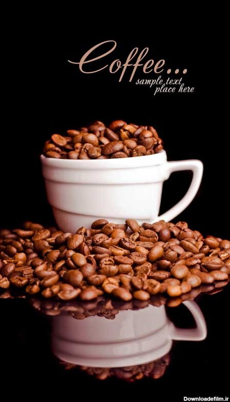 تصویر لارج فرمت از فنجان پر از دانه های قهوه