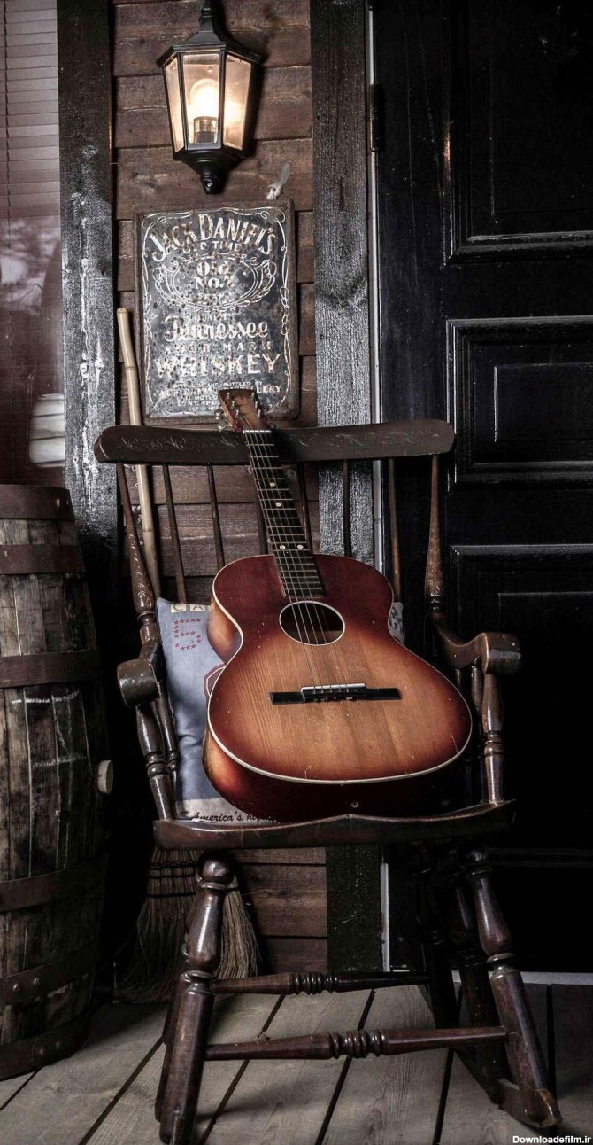 عکس زمینه گیتار چوبی کلاسیک روی صندلی قدیمی پس زمینه | والپیپر گرام