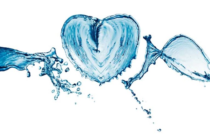 دانلود عکس زیبا از پاشیدن آب به شکل قلب