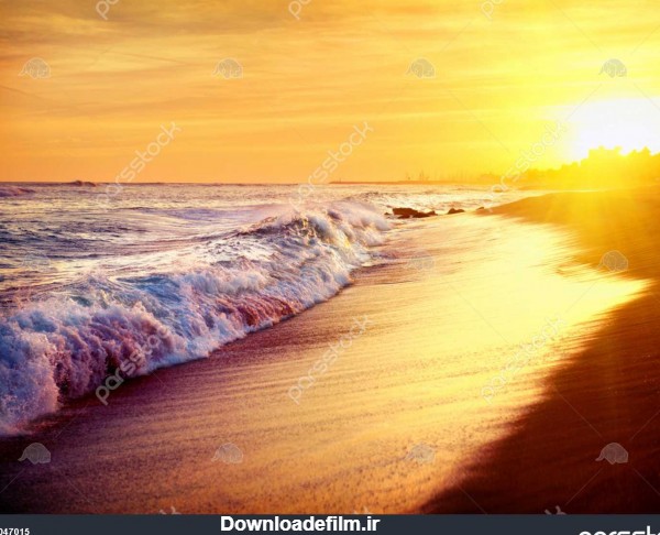زیبا دریای غروب آفتاب ساحل. دریای مدیترانه. اسپانیا. رنگ طلایی 1047015