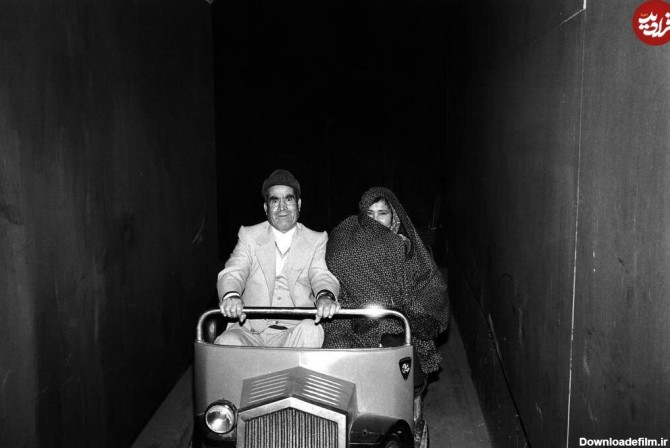 تصویر زیرخاکی از یک زوج مسن در تونل وحشت پارک ارم؛ سال ۱۳۵۸/ عکس ...