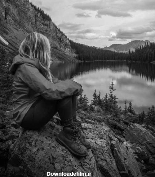 عکس سیاه سفید دختر تنها لب صخره و آب