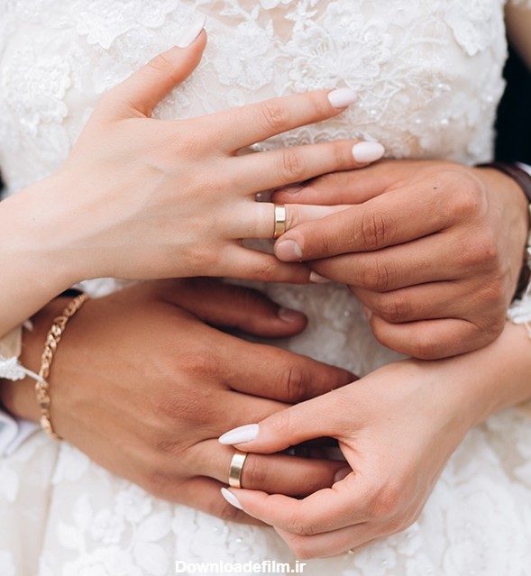 عکس حلقه انداختن عروس و داماد در دست یکدیگر - نقشینو