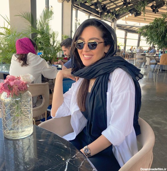 میترا رفیع با حجاب متفاوت در کافه های تهران