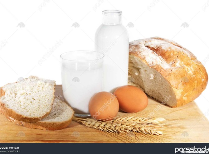 شیر تخم مرغ نان و ذرت گندم روی سفیده 1011324