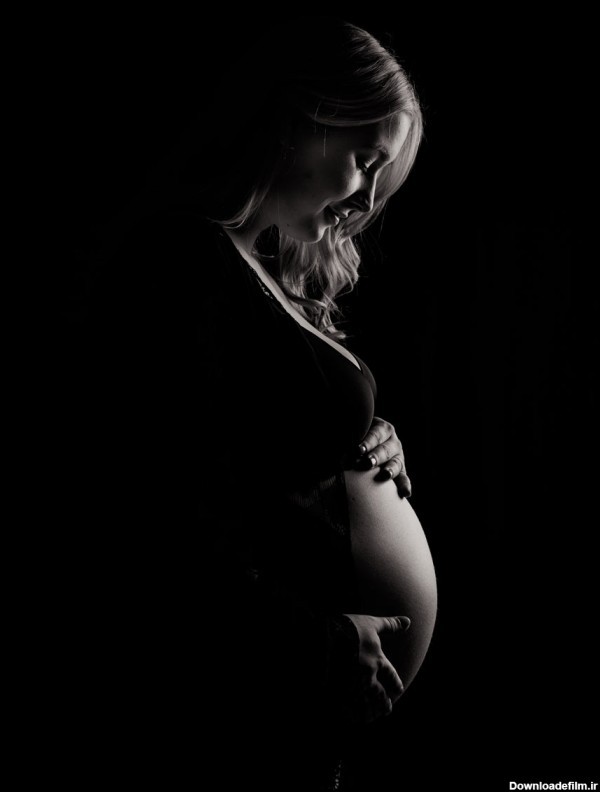 ژست عکاسی بارداری در آتلیه