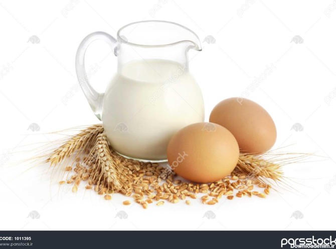 کوزه شیشه ای با شیر دانه گندم و دو تخم مرغ در زمینه سفید 1011395