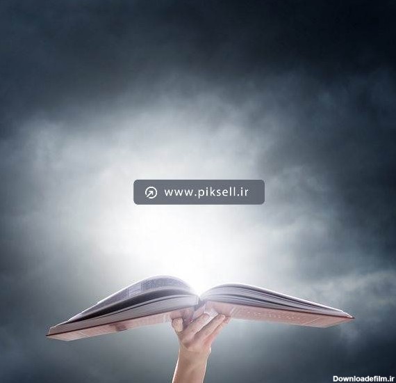 عکس با کیفیت از کتاب باز در دست رو به آسمان