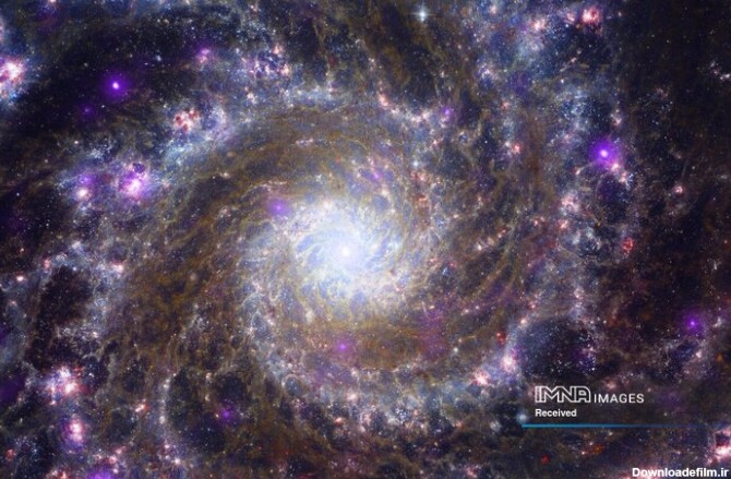تصویری از یک کهکشان مارپیچی مانند کهکشان راه شیری خودمان، معروف به مِسیه 74، در یک تصویر ترکیبی که توسط تلسکوپ جیمز وب گرفته شده و توسط ناسا در 23 می 2023 منتشر شد، دیده می شود. بازوهای درخشان کهکشان از یک هسته سفید درخشان بیرون می آیند. شبکه‌های گرد و غبار کدر از فضای بین بازوهای آبی نقره‌ای منحنی، که به عنوان خطوط گرد و غبار نیز شناخته می‌شوند، می‌گذرد.
