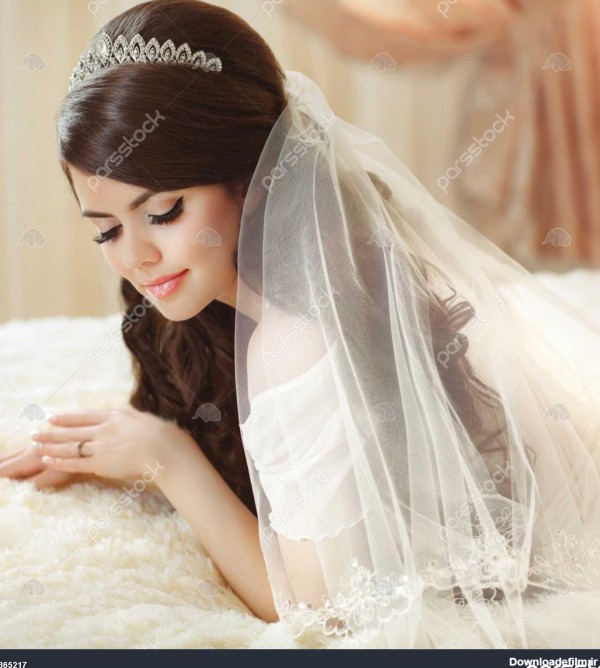 پرتره زیبا عروس با حجاب مد نما در رختخواب در صبح عروسی آرایش دختر ...