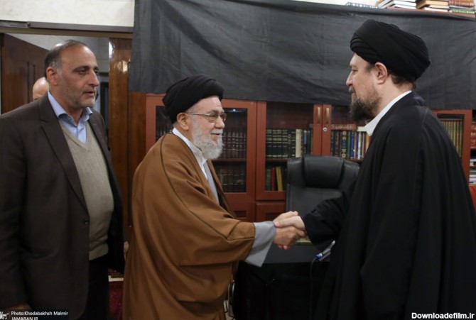 عکس/ حضور جمعی از شخصیت های سیاسی در منزل مرحوم آیت الله موسوی بجنوردی (ره)