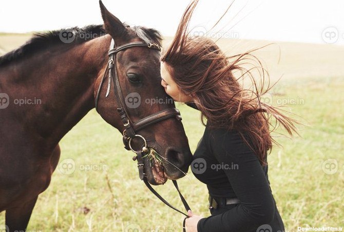 دانلود عکس ارتباط دختر شاد با اسب مورد علاقه اش دختر | اوپیک