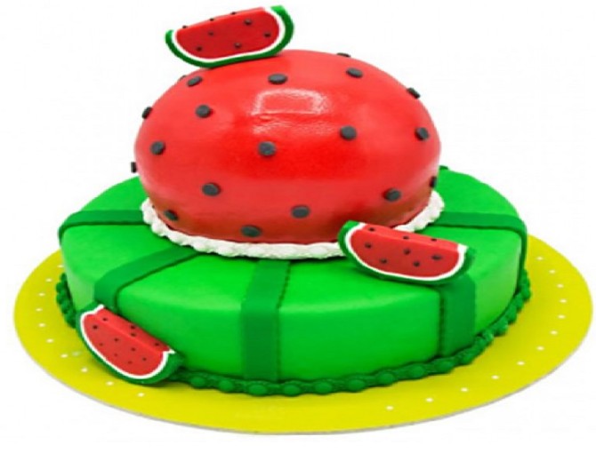 کیک با پایه سبز رنگ و قسمت فوقانی قرمز با تزئین برش‌هایی از هندوانه ایده مناسبی برای پذیرایی شب یلدا به شمار می‌رود.