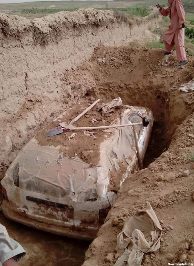 بیرون کشیدن خودروی فرار بنیانگذار طالبان از زیر خاک پس از 20 ...
